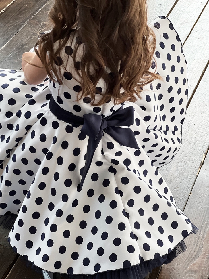 Платье для девочки нарядное БУШОН ST10, стиляги цвет белый, темно-синий пояс, принт темно-синий горошек 