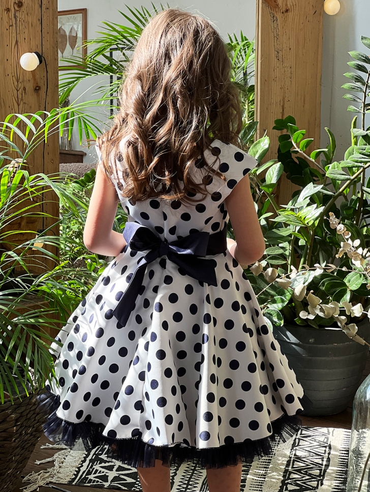 Платье для девочки нарядное БУШОН ST10, стиляги цвет белый, темно-синий пояс, принт темно-синий горошек 