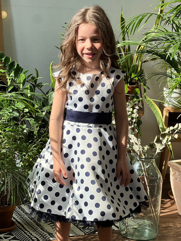 Платье для девочки нарядное БУШОН ST10, стиляги цвет белый, темно-синий пояс, принт темно-синий горошек 