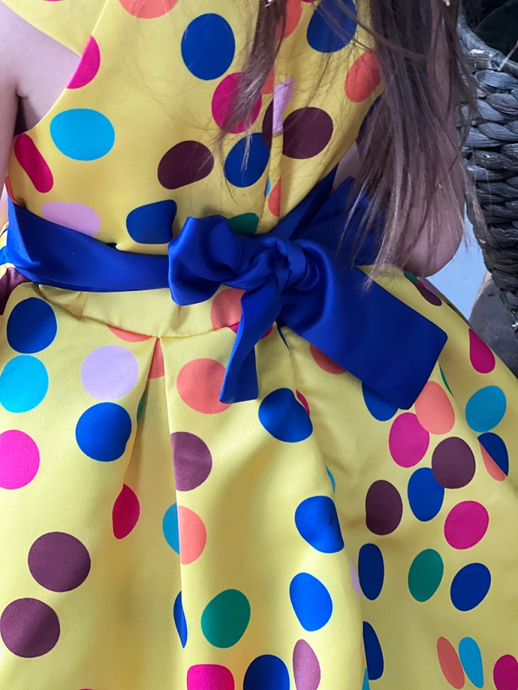 Платье для девочки нарядное БУШОН ST10, стиляги цвет желтый, синий пояс, принт горошек 