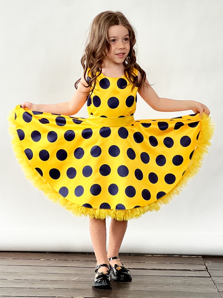 Платье для девочки нарядное БУШОН ST20, стиляги цвет желтый, желтый пояс, принт т-синий горох 