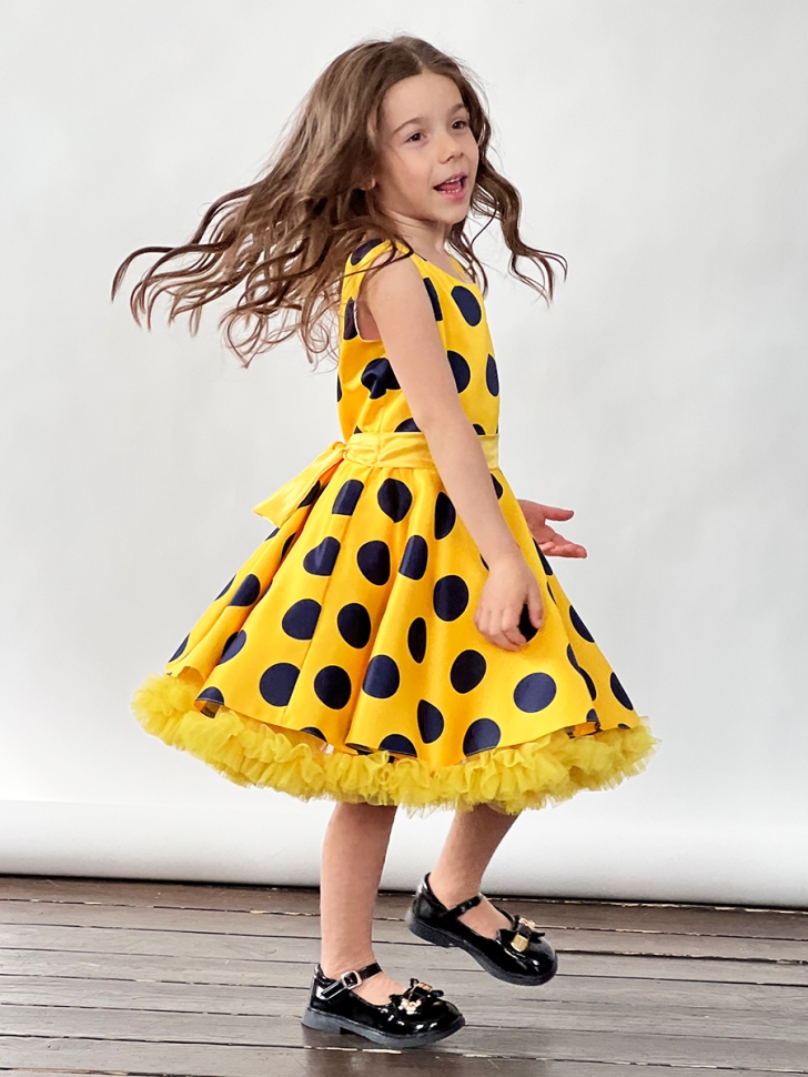Платье для девочки нарядное БУШОН ST20, стиляги цвет желтый, желтый пояс, принт т-синий горох 