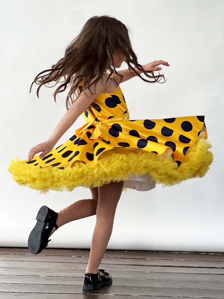 Платье для девочки нарядное БУШОН ST20, стиляги цвет желтый, желтый пояс, принт т-синий горох 