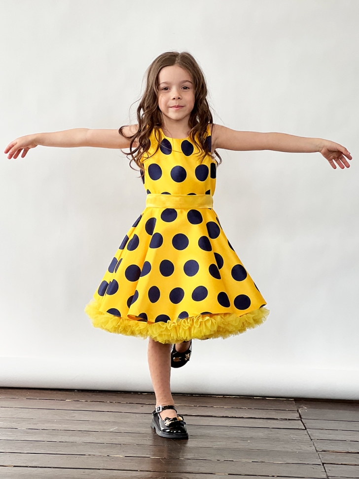 Платье для девочки нарядное БУШОН ST20, стиляги цвет желтый, желтый пояс, принт т-синий горох 