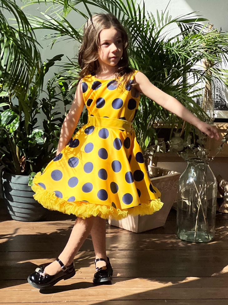 Платье для девочки нарядное БУШОН ST20, стиляги цвет желтый, желтый пояс, принт т-синий горох 