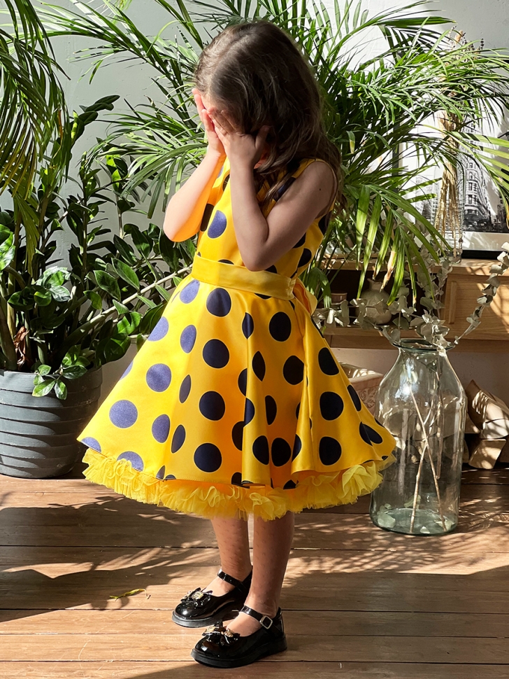 Платье для девочки нарядное БУШОН ST20, стиляги цвет желтый, желтый пояс, принт т-синий горох 