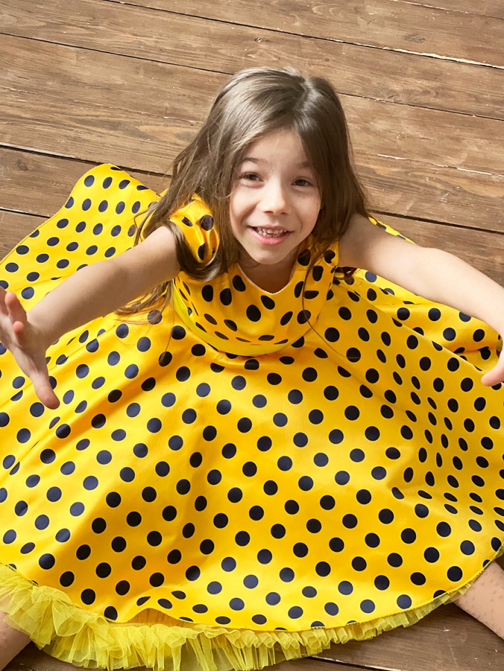 Платье для девочки нарядное БУШОН ST10, стиляги цвет желтый, желтый пояс, принт синий горошек 