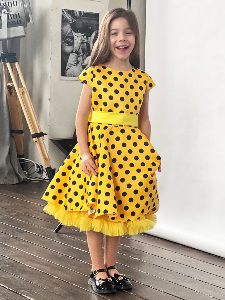 Платье для девочки нарядное БУШОН ST10, стиляги цвет желтый, желтый пояс, принт синий горошек 