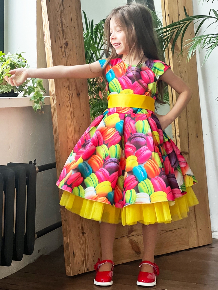 Платье для девочки нарядное БУШОН ST37, стиляги цвет мультиколор принт макаруны 