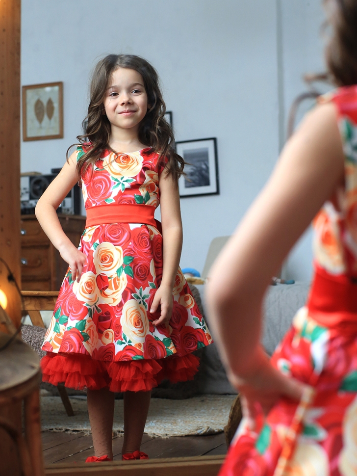 Платье для девочки нарядное БУШОН ST30, стиляги цвет красный/желтый пояс красный, принт красные цветы