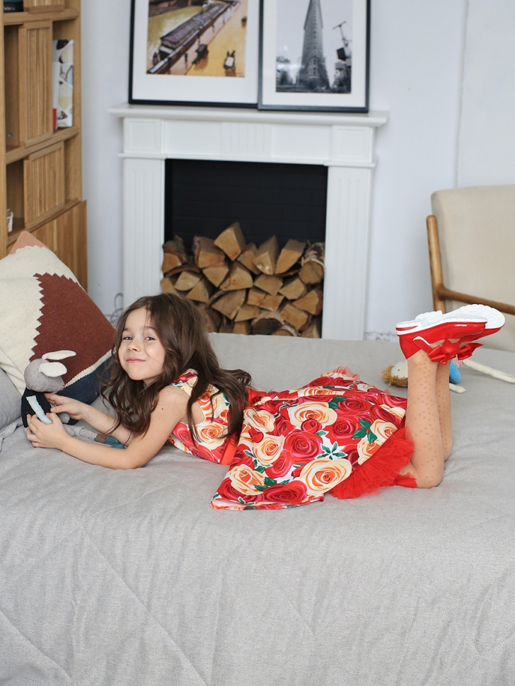 Платье для девочки нарядное БУШОН ST30, стиляги цвет красный/желтый пояс красный, принт красные цветы