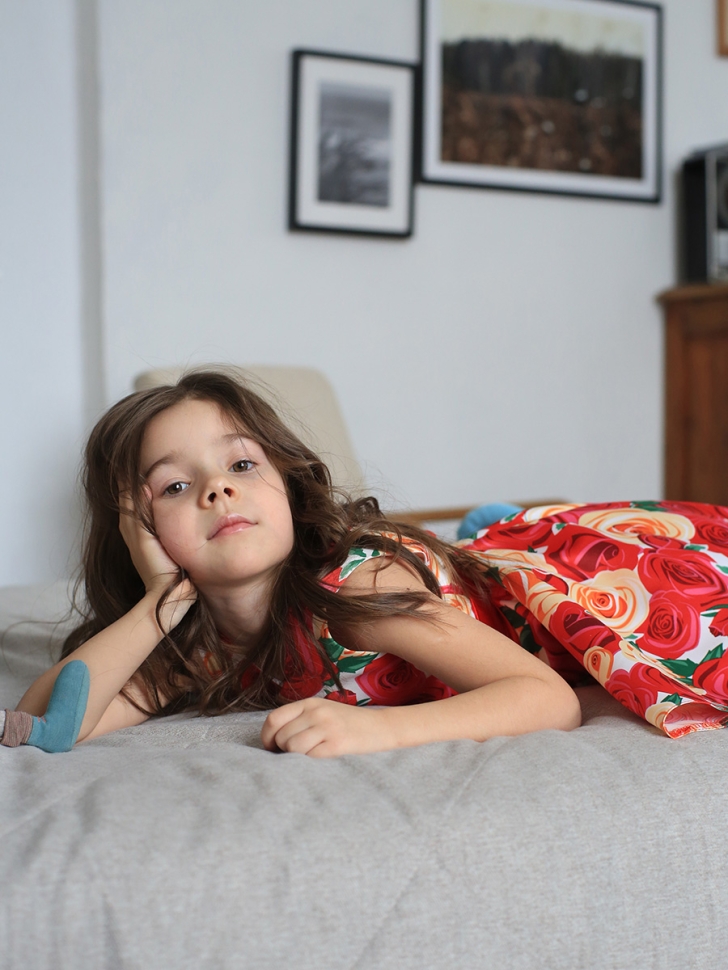 Платье для девочки нарядное БУШОН ST30, стиляги цвет красный/желтый пояс красный, принт красные цветы