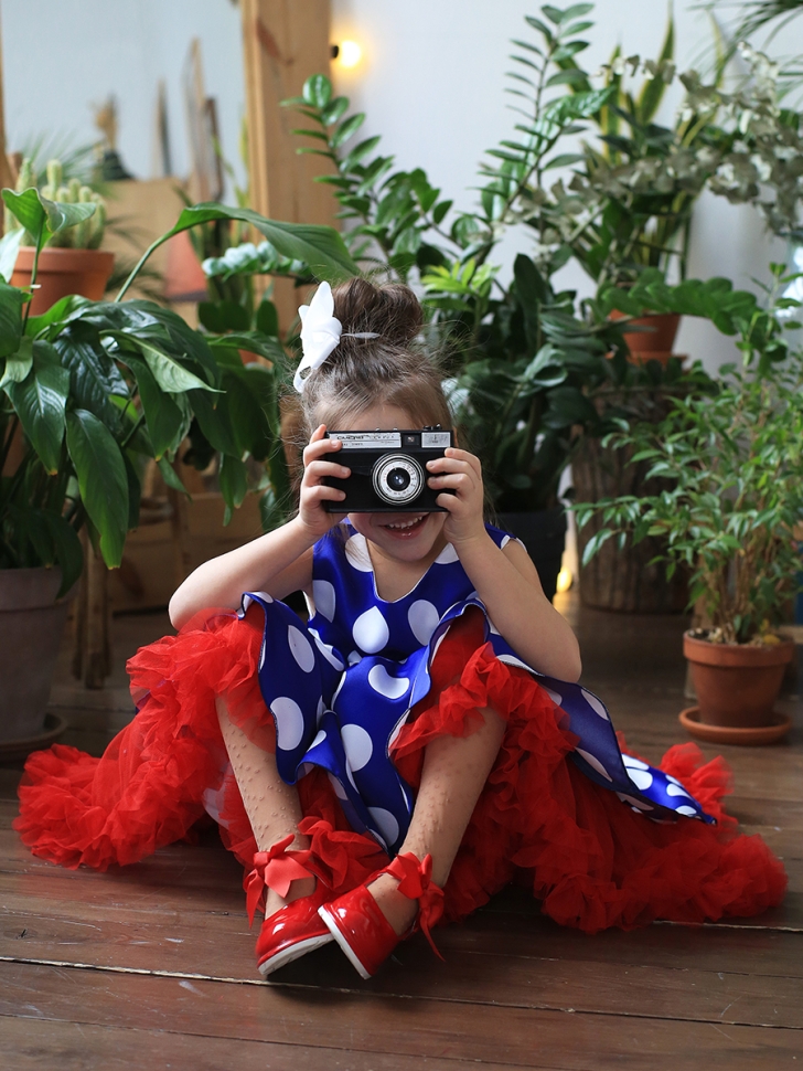 Платье для девочки нарядное БУШОН ST20, стиляги цвет василек, красный пояс, принт белый горох 