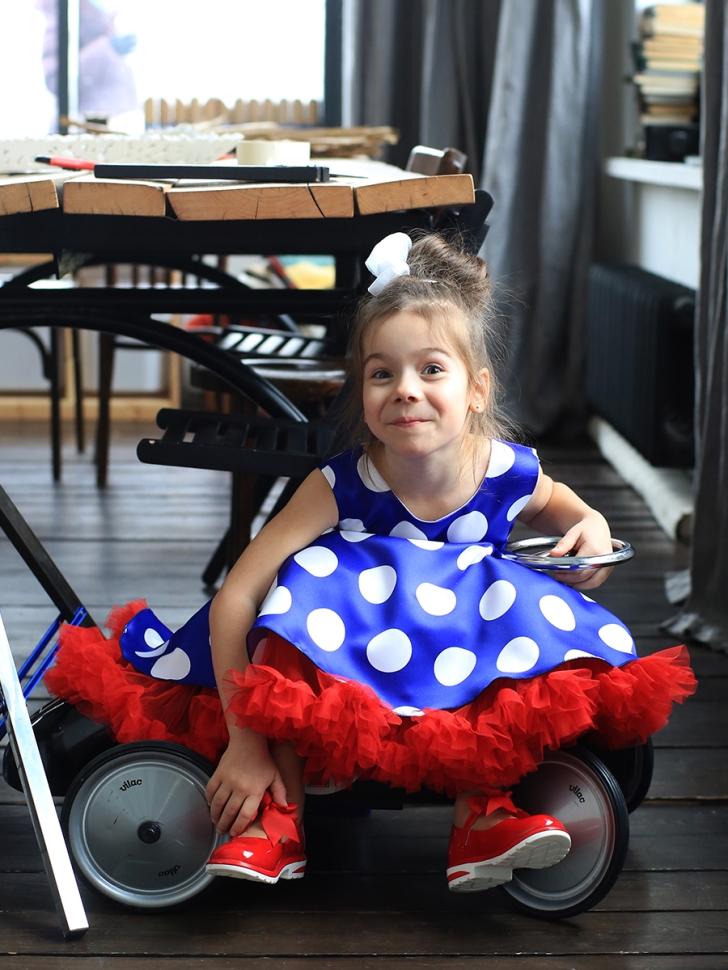 Платье для девочки нарядное БУШОН ST20, стиляги цвет василек, красный пояс, принт белый горох 