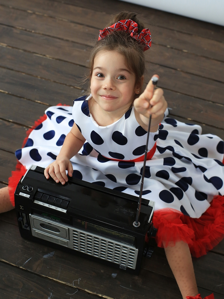 Платье для девочки нарядное БУШОН ST20, стиляги цвет белый, красный пояс, принт синий горох 