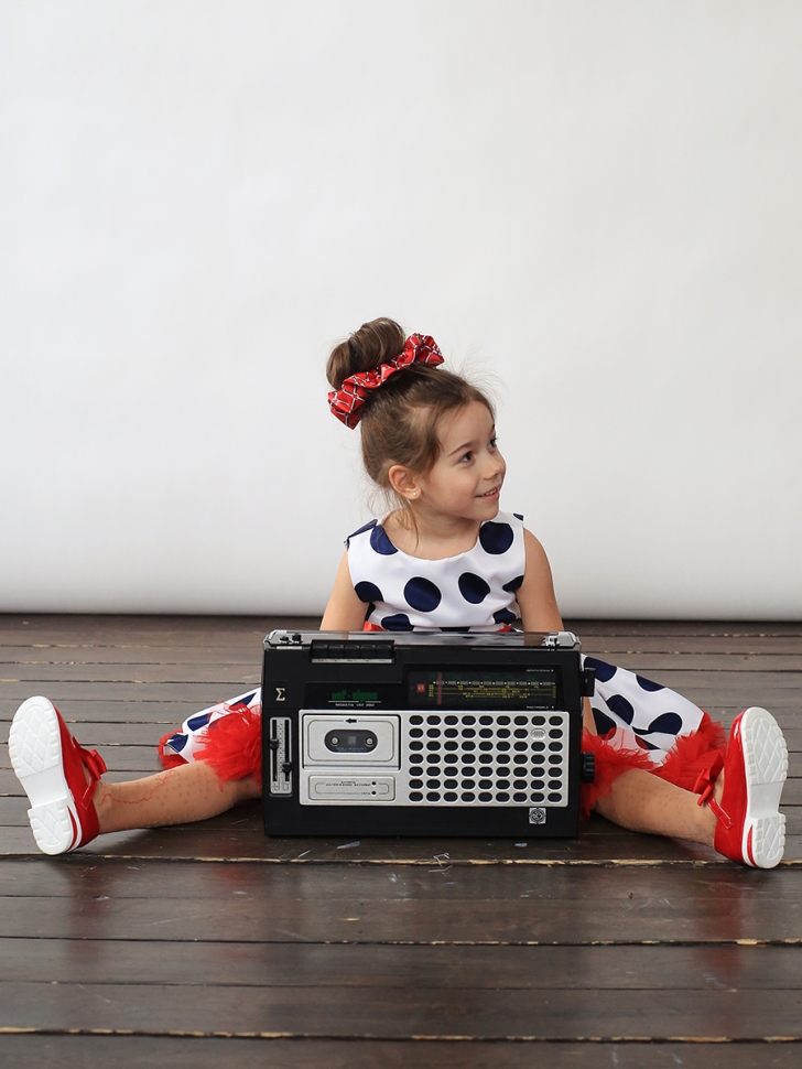 Платье для девочки нарядное БУШОН ST20, стиляги цвет белый, красный пояс, принт синий горох 