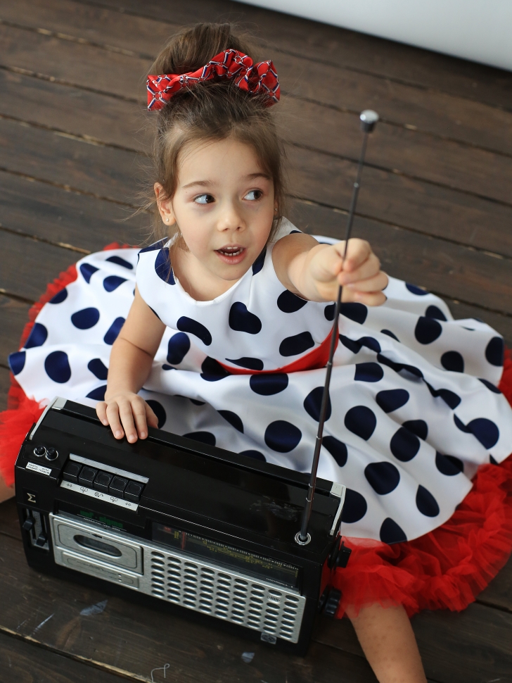 Платье для девочки нарядное БУШОН ST20, стиляги цвет белый, красный пояс, принт синий горох 