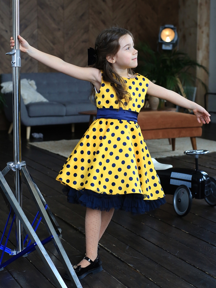 Платье для девочки нарядное БУШОН ST10, стиляги цвет желтый, синий пояс, принт синий горошек 