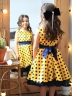 Платье для девочки нарядное БУШОН ST10, стиляги цвет желтый, синий пояс, принт синий горошек 