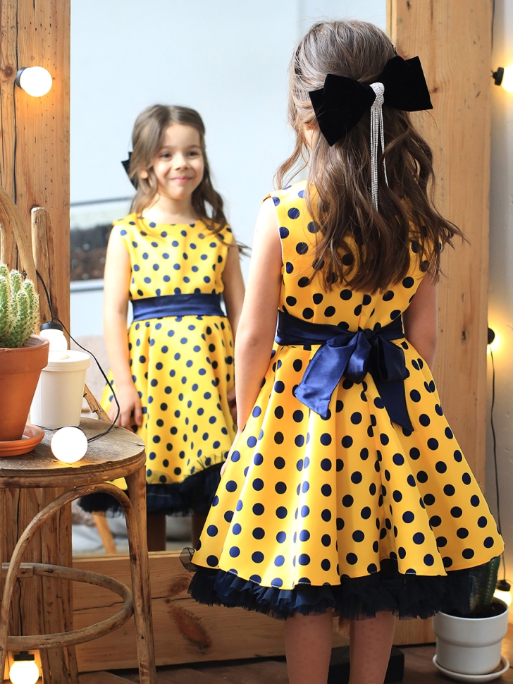 Платье для девочки нарядное БУШОН ST10, стиляги цвет желтый, синий пояс, принт синий горошек 