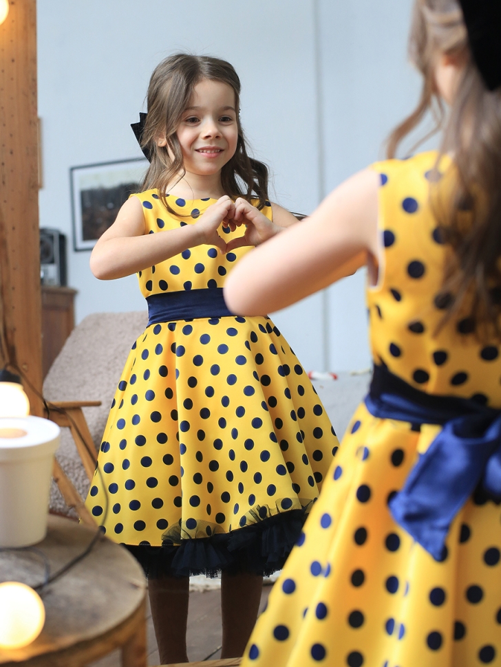 Платье для девочки нарядное БУШОН ST10, стиляги цвет желтый, синий пояс, принт синий горошек 