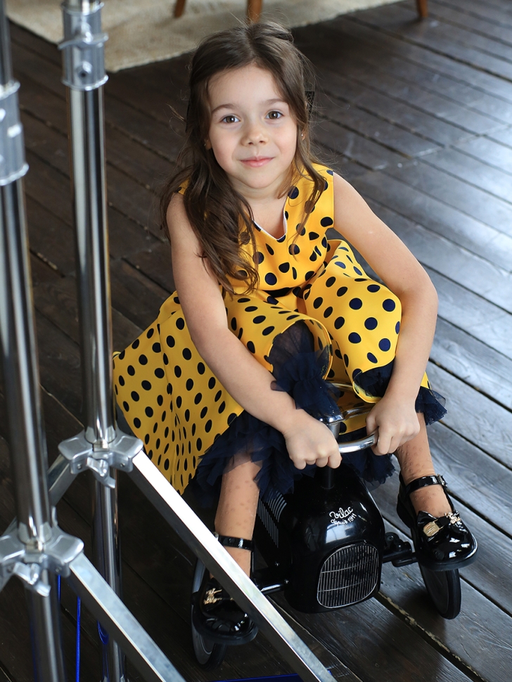 Платье для девочки нарядное БУШОН ST10, стиляги цвет желтый, синий пояс, принт синий горошек 