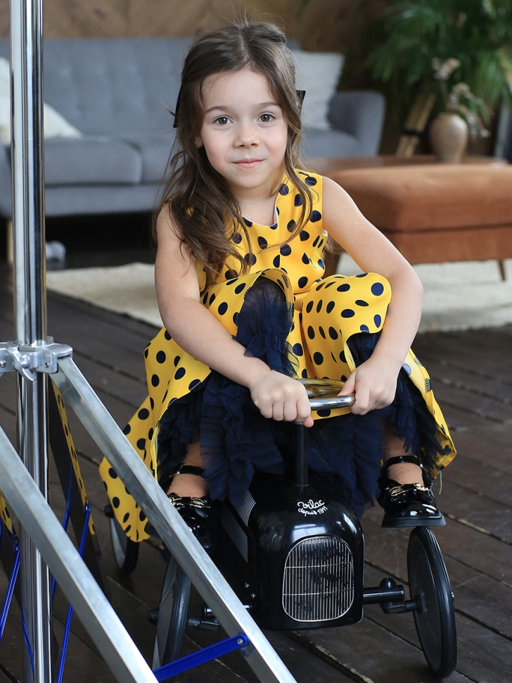 Платье для девочки нарядное БУШОН ST10, стиляги цвет желтый, синий пояс, принт синий горошек 