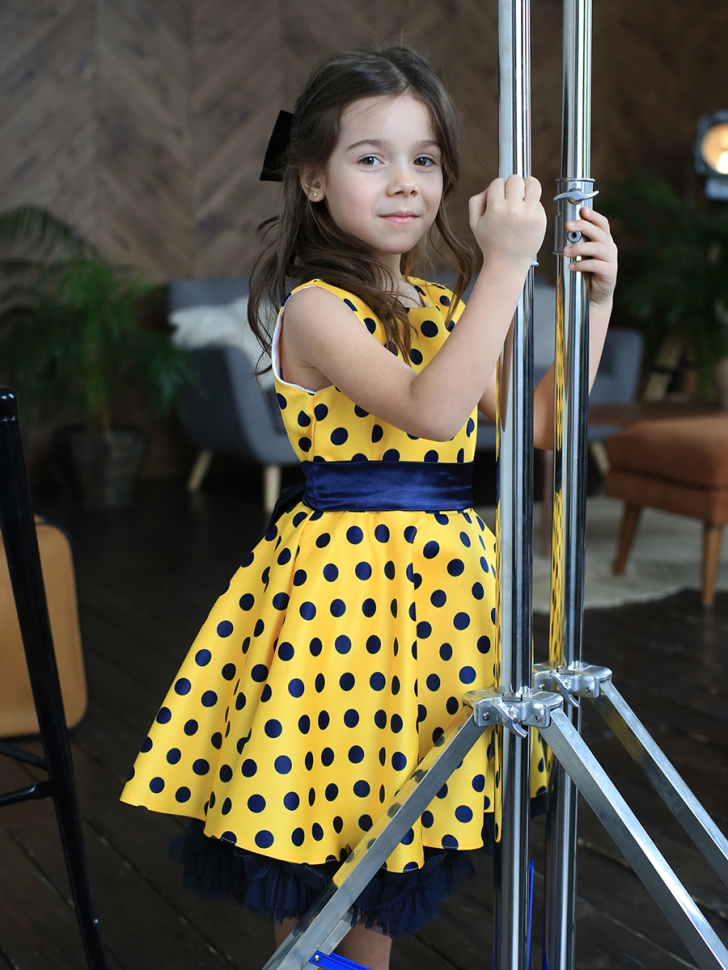 Платье для девочки нарядное БУШОН ST10, стиляги цвет желтый, синий пояс, принт синий горошек 