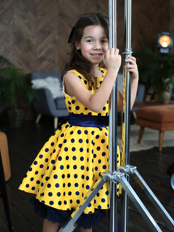 Платье для девочки нарядное БУШОН ST10, стиляги цвет желтый, синий пояс, принт синий горошек 