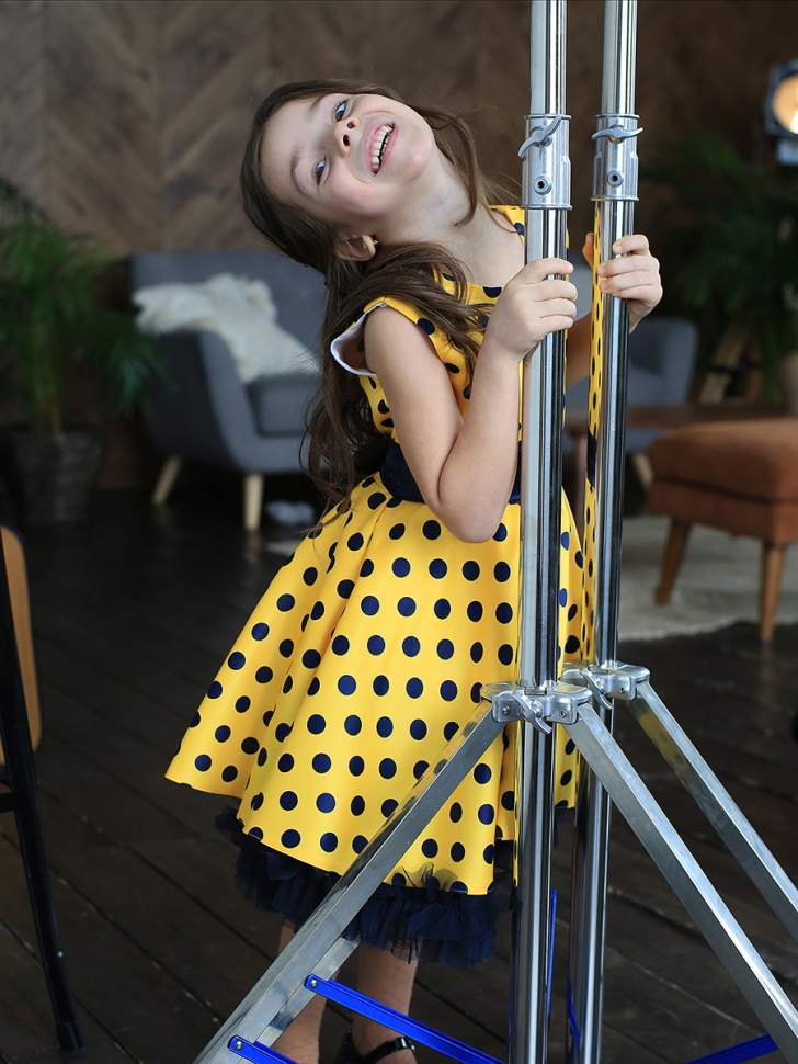 Платье для девочки нарядное БУШОН ST10, стиляги цвет желтый, синий пояс, принт синий горошек 