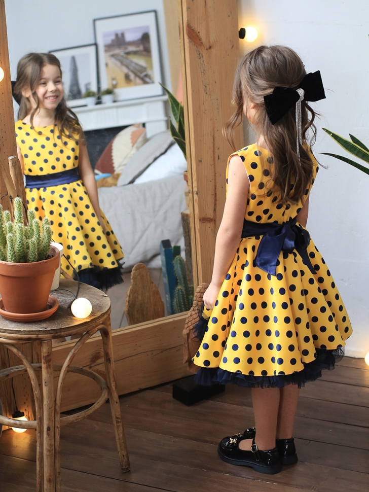 Платье для девочки нарядное БУШОН ST10, стиляги цвет желтый, синий пояс, принт синий горошек 