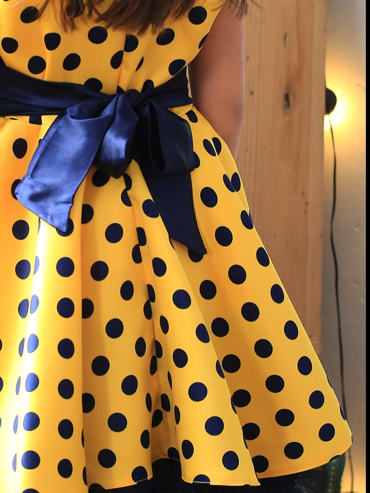 Платье для девочки нарядное БУШОН ST10, стиляги цвет желтый, синий пояс, принт синий горошек 