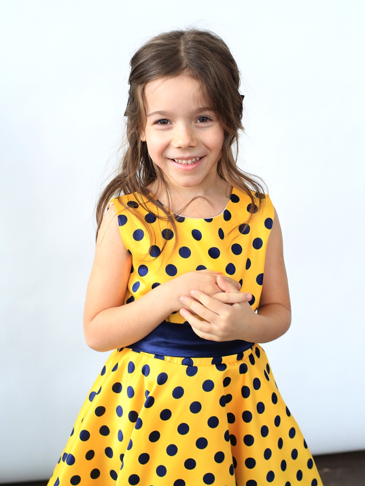 Платье для девочки нарядное БУШОН ST10, стиляги цвет желтый, синий пояс, принт синий горошек 