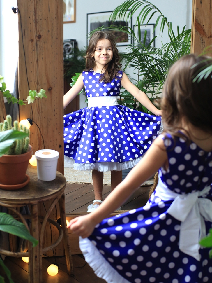 Платье для девочки нарядное БУШОН ST10, стиляги цвет василек, белый пояс, принт белый горошек 