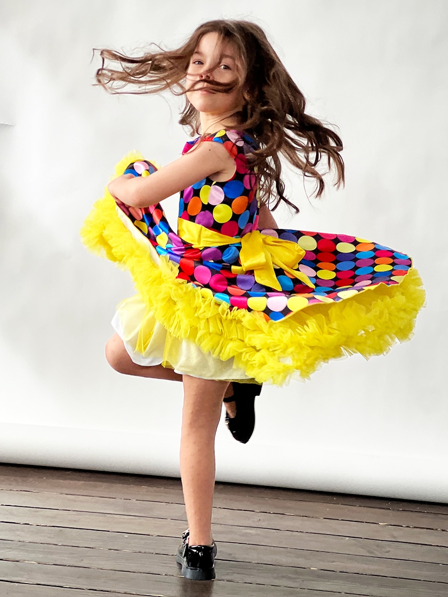 Платье для девочки нарядное БУШОН ST20, стиляги цвет мультиколор, желтый пояс, принт горох 