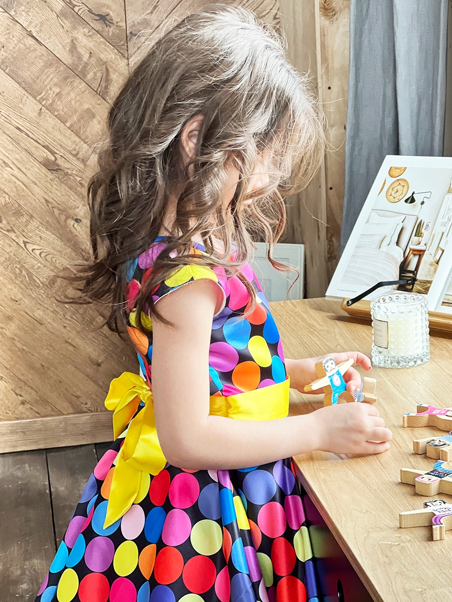 Платье для девочки нарядное БУШОН ST20, стиляги цвет мультиколор, желтый пояс, принт горох 