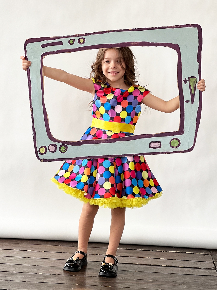 Платье для девочки нарядное БУШОН ST20, стиляги цвет мультиколор, желтый пояс, принт горох 