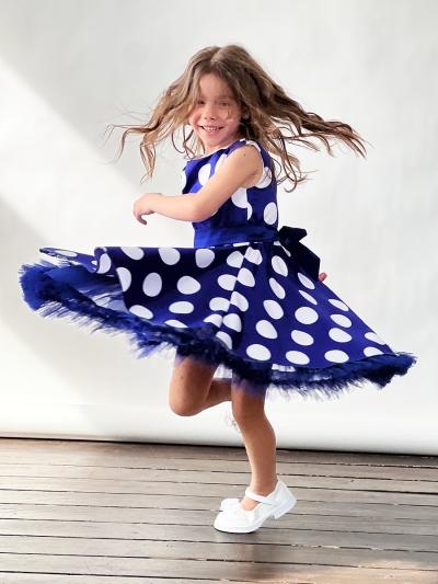 Платье для девочки нарядное БУШОН ST20, стиляги цвет синий, синий пояс, принт горох белый