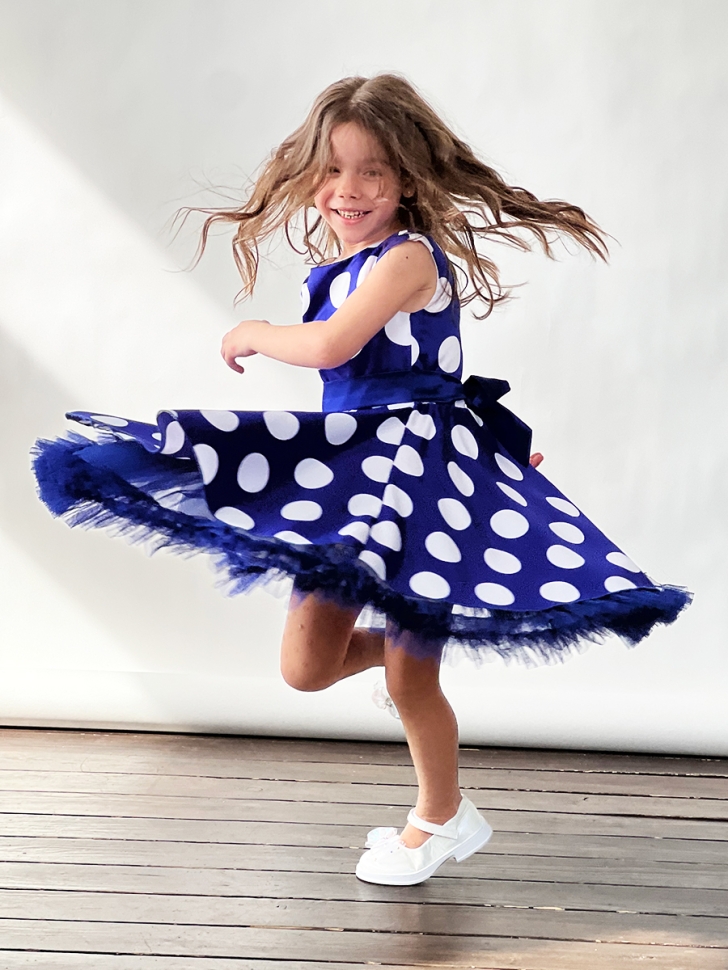 Платье для девочки нарядное БУШОН ST20, стиляги цвет синий, синий пояс, принт горох белый 