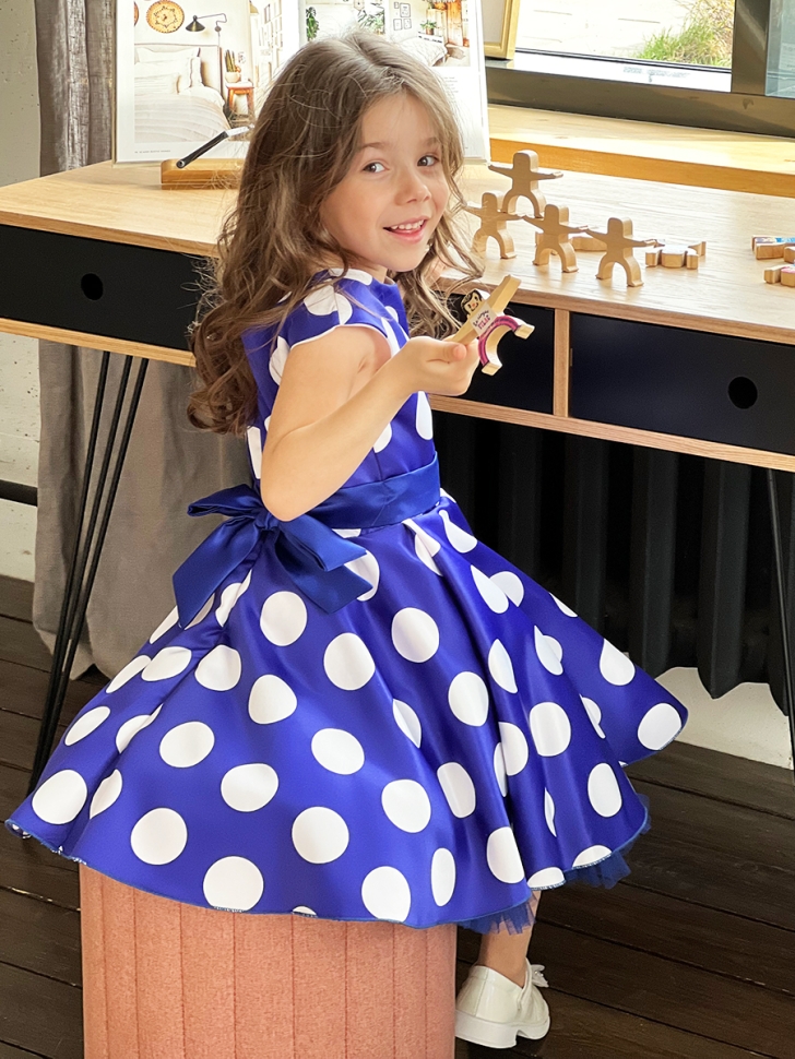 Платье для девочки нарядное БУШОН ST20, стиляги цвет синий, синий пояс, принт горох белый 