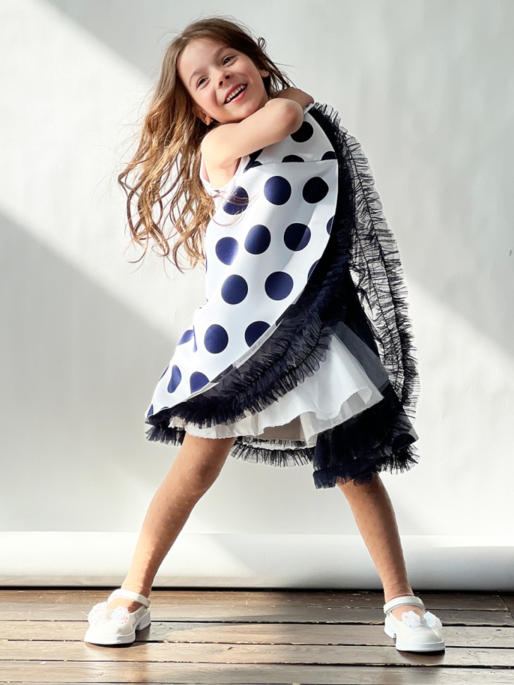 Платье для девочки нарядное БУШОН ST20, стиляги цвет белый, синий пояс, принт горох синий 