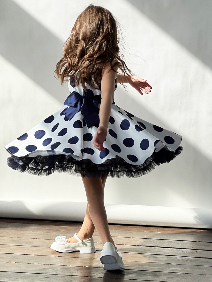 Платье для девочки нарядное БУШОН ST20, стиляги цвет белый, синий пояс, принт горох синий 