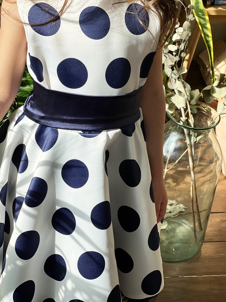 Платье для девочки нарядное БУШОН ST20, стиляги цвет белый, синий пояс, принт горох синий 