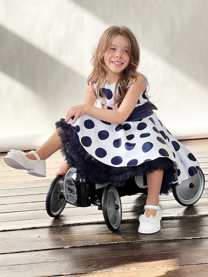 Платье для девочки нарядное БУШОН ST20, стиляги цвет белый, синий пояс, принт горох синий 