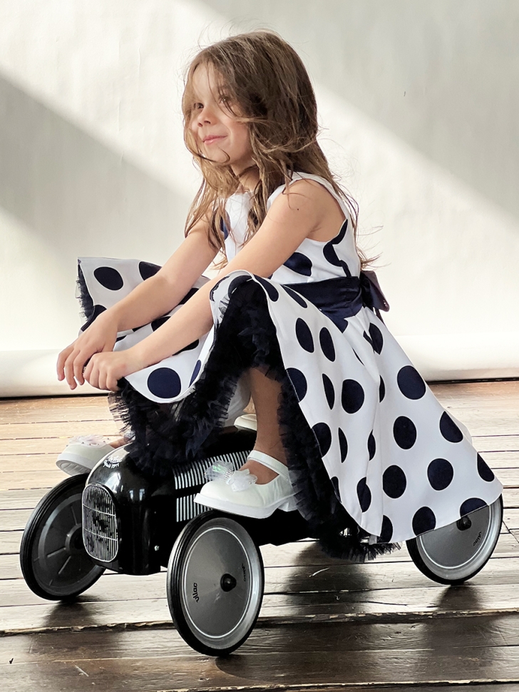 Платье для девочки нарядное БУШОН ST20, стиляги цвет белый, синий пояс, принт горох синий 