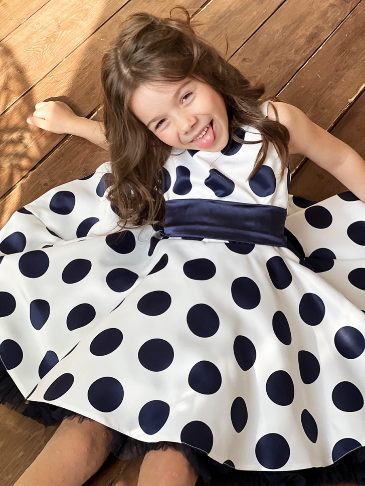 Платье для девочки нарядное БУШОН ST20, стиляги цвет белый, синий пояс, принт горох синий 